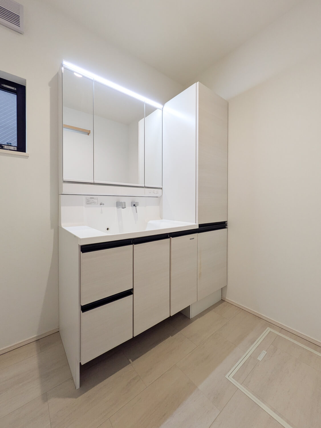 武庫之荘4丁目・一戸建の独立洗面台|洗面室に床下収納があります