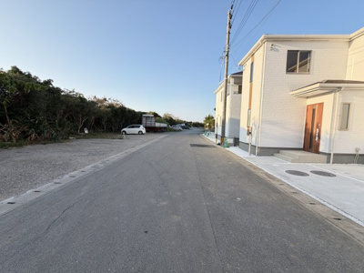 【前面道路含む現地写真】 | 読谷村喜名Ⅱ（全11棟）B号棟 | ※西側公道6.6m♪