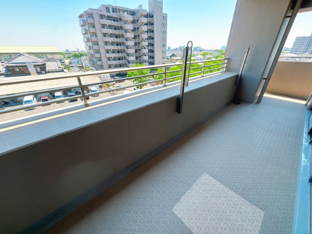 【バルコニー】 | サーパス兵庫南☆仲介手数料無料☆ | 【開放感のあるバルコニー】日当たり・通風良好なバルコニー。洗濯物を干すスペースとしてはもちろん、ちょっとした気分転換にも最適な開放的な空間です。周辺に高い建物が少なく、心地よい風が通り抜けます。