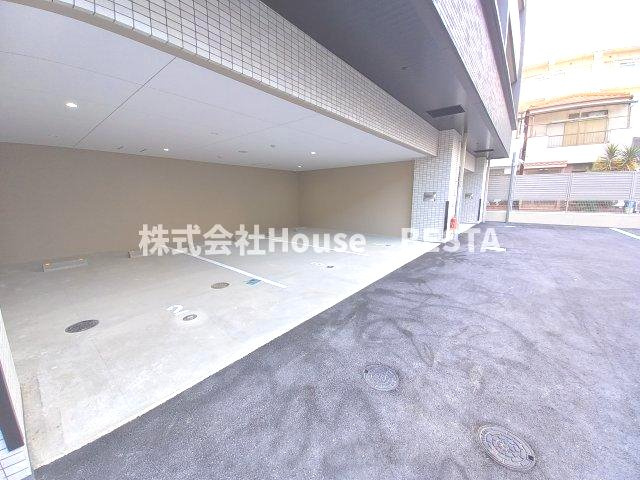 レジュールアッシュ神戸湊川公園の駐車場