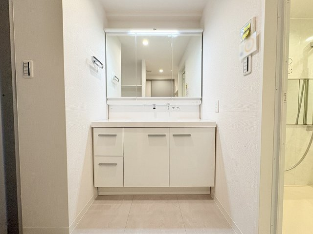 【独立洗面台】 | グランジオ武蔵野　(保谷店) | 洗面台には大きく見やすい三面鏡が付いているので、身支度がスムーズに行えます。