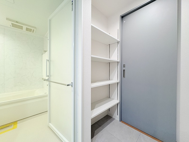 【脱衣所】 | グランジオ武蔵野　(保谷店) | タオルや洗剤などの収納に便利な可動棚が2か所設置されています。