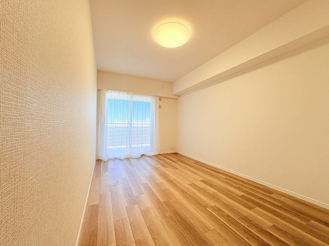 【寝室】 | グランジオ武蔵野　(保谷店) | 8帖/落ち着いた色味のクロスとフローリングでほっと一息つける空間。