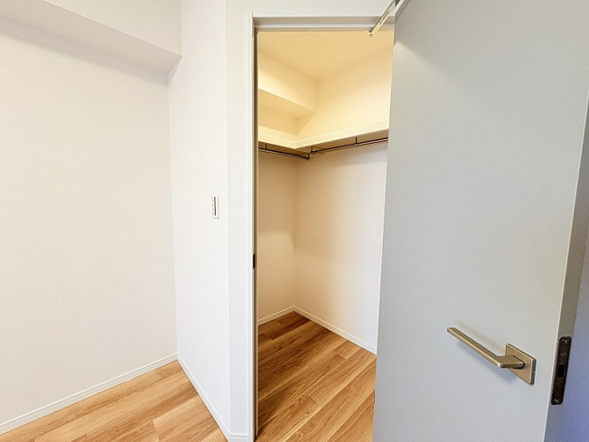 【収納】 | グランジオ武蔵野　(保谷店) | 衣類や趣味用品もまとめてしまえるウォークインクローゼット。スッキリ片付けやすく、お洋服選びも楽しくなりそうです。