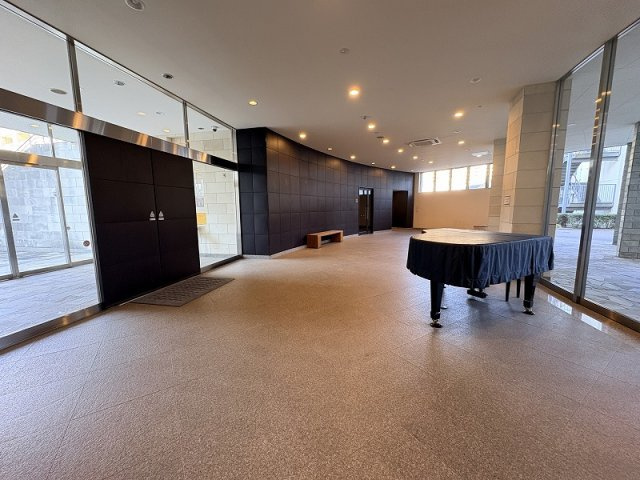 【ロビー】 | グランジオ武蔵野　(保谷店) | 外部からの侵入を防ぎ安心感のあるオートロック付マンション。
