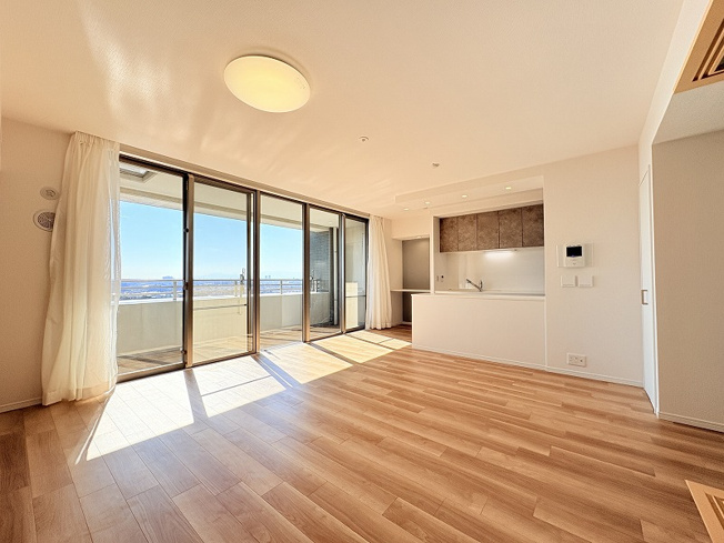 【居間・リビング】 | グランジオ武蔵野　(保谷店) | 採光部が広くあたたかな陽光が差し込むリビング。