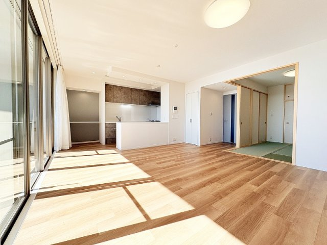 【居間・リビング】 | グランジオ武蔵野　(保谷店) | 19.2帖の広さがあり、ソファーなどの家具もラクラク置くことができます。