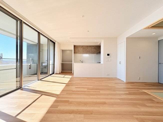 【居間・リビング】 | グランジオ武蔵野　(保谷店) | 一部アクセントクロスを採用。メリハリのあるお洒落な空間に仕上がっています。