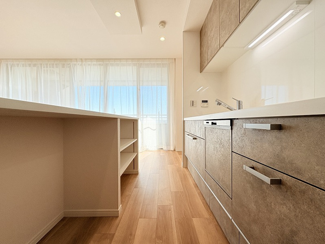 【キッチン】 | グランジオ武蔵野　(保谷店) | 配膳や後片付けに便利なカウンター付。お子様と一緒に調理もしやすいですね。