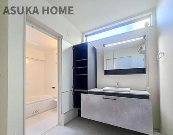 緑区白山2丁目の独立洗面台|独立洗面台横の大型収納はご家族のバスタオル着替え入れに重宝しそうです