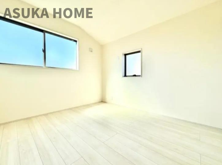 緑区白山2丁目の洋室|腰高窓と小窓ももうひとつあるお部屋はベッドルームに最適化もしれませんね