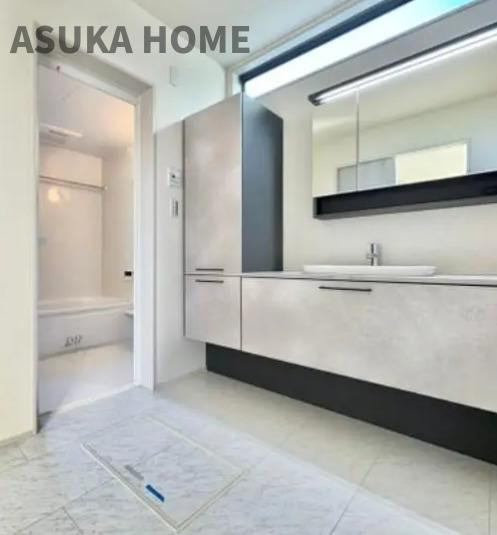 緑区白山2丁目の独立洗面台|広さのある脱衣場は朝の混雑緩和に役立ちます。