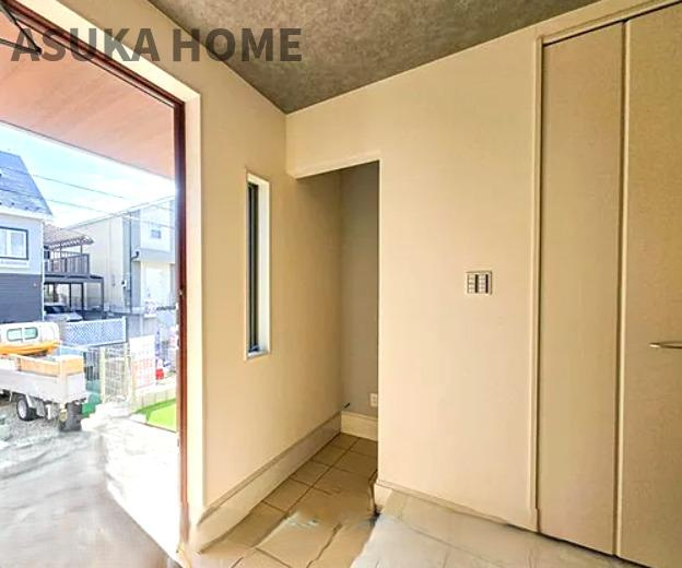 緑区白山2丁目の玄関|南東向きの明るい玄関収納は大容量可動式棚付きで便利！