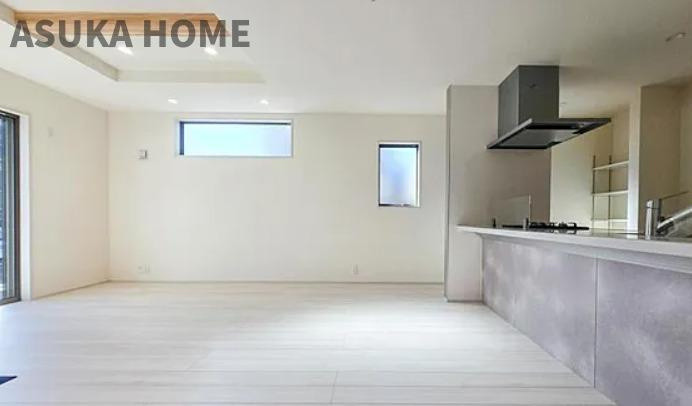 緑区白山2丁目の居間・リビング|南東向き明るいリビングは家具配置に困らない19.25帖の広さ！お掃除もしやすそう。