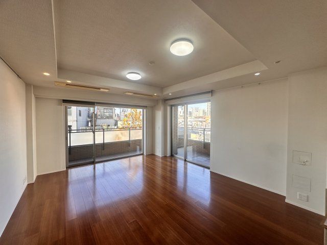 広尾ガーデンフォレストD棟の居間・リビング|2面窓付のリビングダイニング