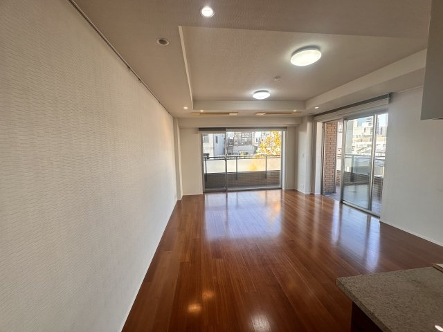 広尾ガーデンフォレストD棟の居間・リビング|2面窓付のリビングダイニング