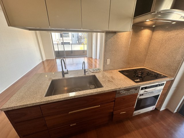 広尾ガーデンフォレストD棟のキッチン|見渡せるカウンター仕様