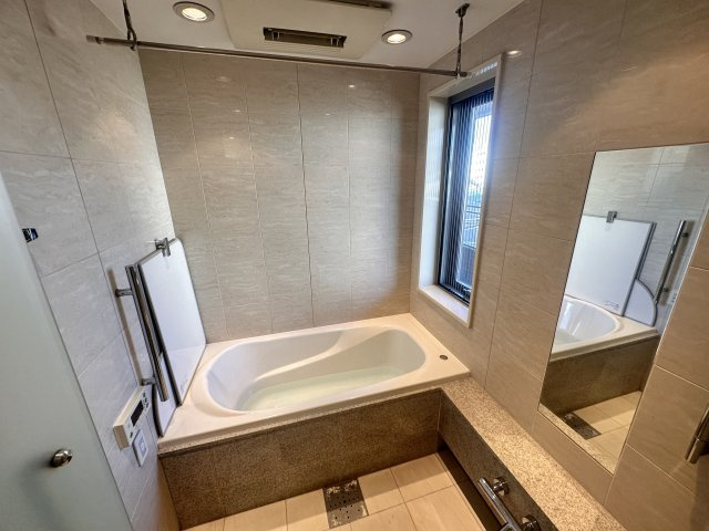 広尾ガーデンフォレストD棟の浴室|浴室は窓付