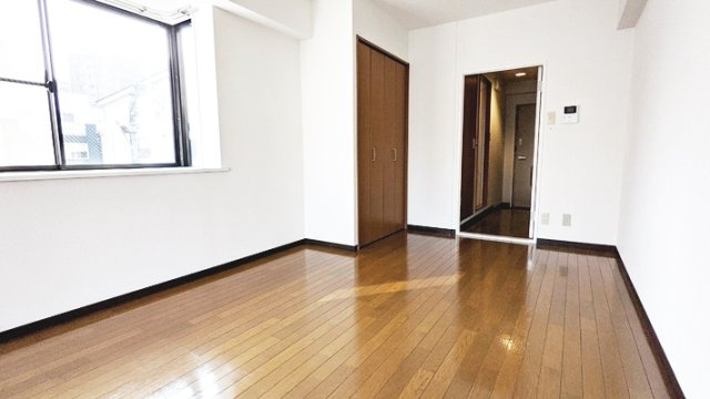 ロッキーハウスの居間・リビング|こちらの居間で趣味の時間をお楽しみください