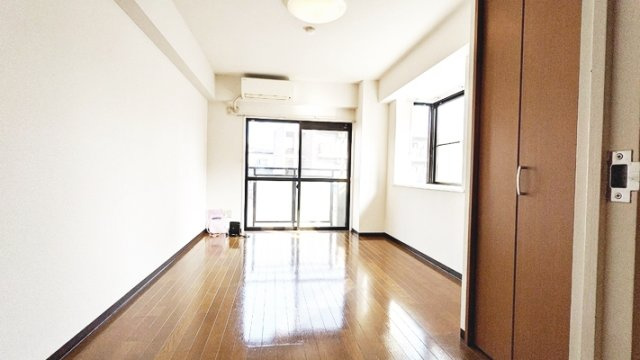 ロッキーハウスの居間・リビング|こちらの居間で趣味の時間をお楽しみください