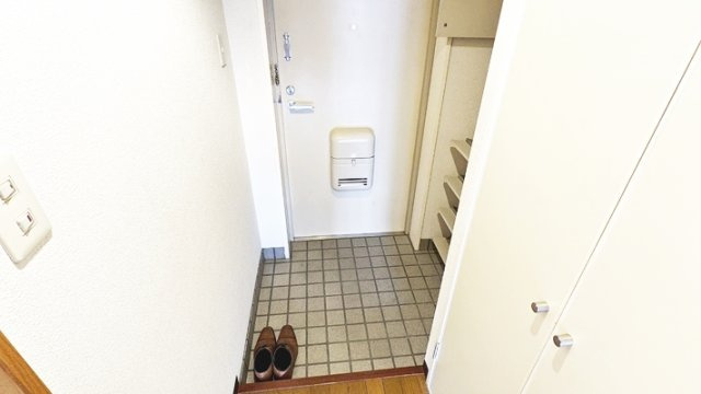 ロッキーハウスの玄関|明るい玄関です