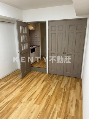 【居間・リビング】 | ネオ北千束 | こちらのリビングで趣味の時間をお楽しみください