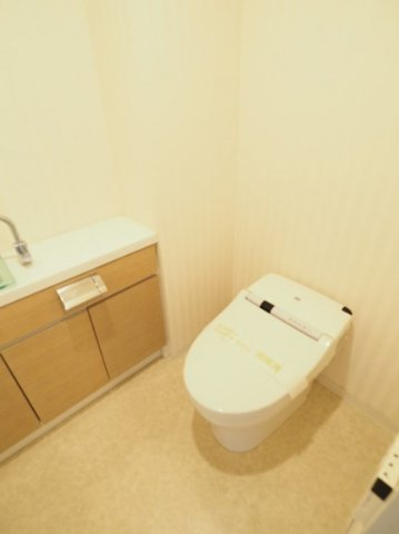 いつも快適な空間である為に、脱臭機能、温水洗浄便座を装備※2019年3月撮影