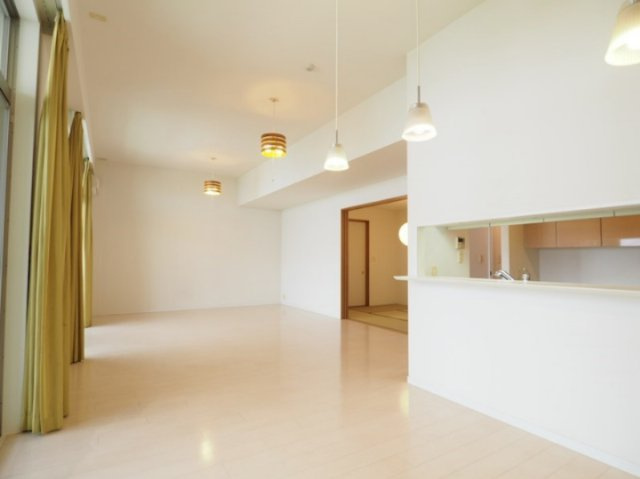 全体的に明るい色調の建具を採用※2019年3月撮影