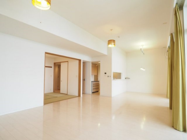 心をやさしく解き放つ、豊かな解放感。明るい自然光に包まれる、楽しい団らんを演出します※2019年3月撮影