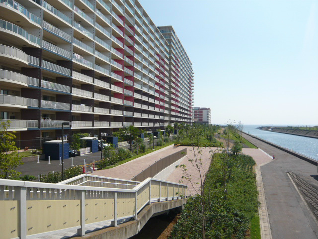 ゆったりとしたコリドー(歩道)を設け、開放性のある空間を創造しています