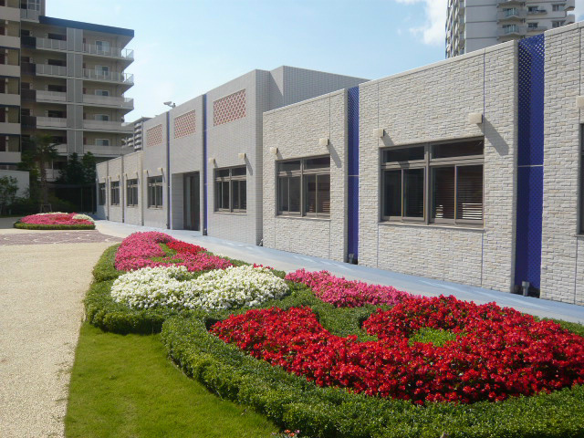 シンプルで美しいビーチハウスをモチーフとした共用棟　■クラフト・陶芸ルーム　■キッチンスタジオ