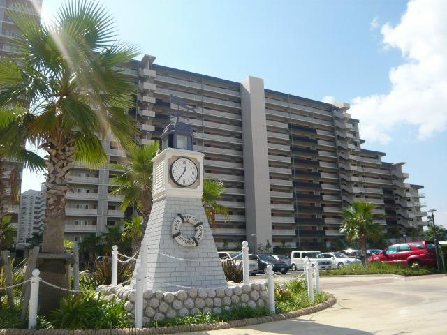 車の往来を見守る｢灯台｣をイメージした時計台。夜には、やさしい光を灯します