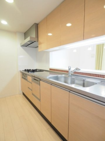 使い勝手に配慮されたオリジナルシステムキッチン。デザイン性にも優れた多機能キッチン。※2019年3月撮影