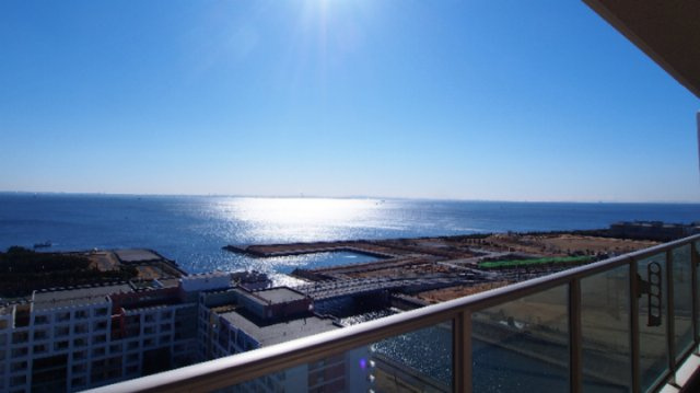 視界に飛び込んでくるのは、青い空と青い海。※2019年3月撮影