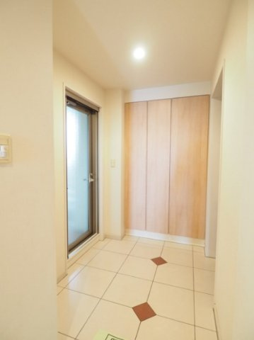 玄関スペースにはゆとりあるパステージを採用。※2019年3月撮影