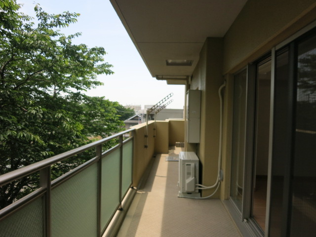 リーベスト東中山のバルコニー|奥行きのあるベランダ