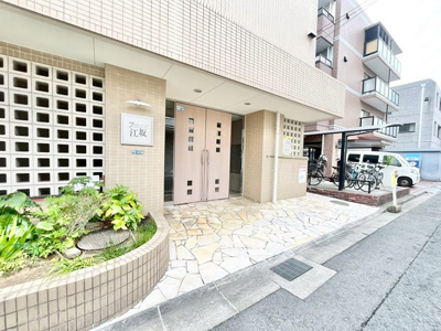【エントランス】 | ファミリーコーポ江坂 | サイトに掲載されていない箇所の写真、撮影してお届けさせて頂きます！気になる物件で、見たい部分の画像が無い場合は、弊社スタッフまでご連絡下さいませ。お客様の気になる箇所を、カメラにて撮影して参ります！