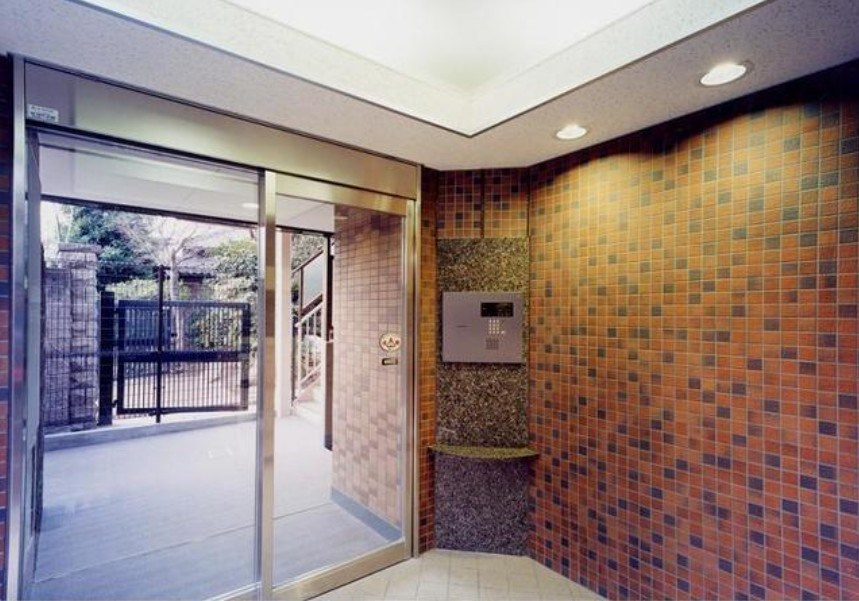 杉並区本天沼２丁目の賃貸マンションのエントランス