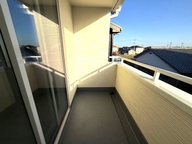 リーブルガーデンS第12吉岡町下野田　2号棟のバルコニー|陽当たり良好なインナーバルコニーです。布団もゆったり干せる広さがあります。