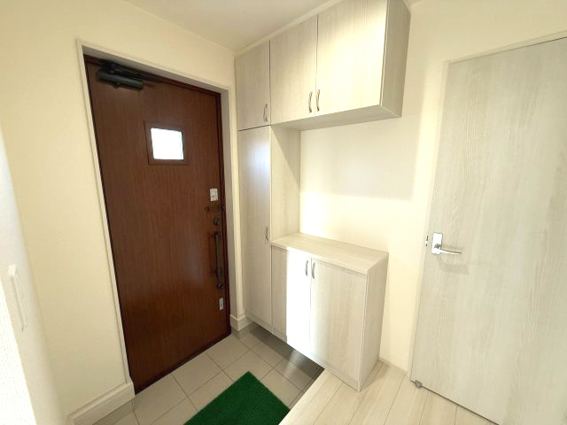 リーブルガーデンS第12吉岡町下野田　2号棟の玄関|収納もある使い勝手の良い玄関です