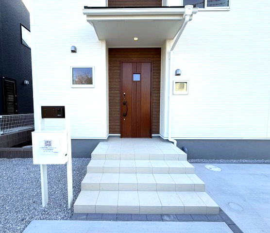 リーブルガーデンS第12吉岡町下野田　2号棟の玄関|玄関もキレイです。お掃除しやすいタイル敷！