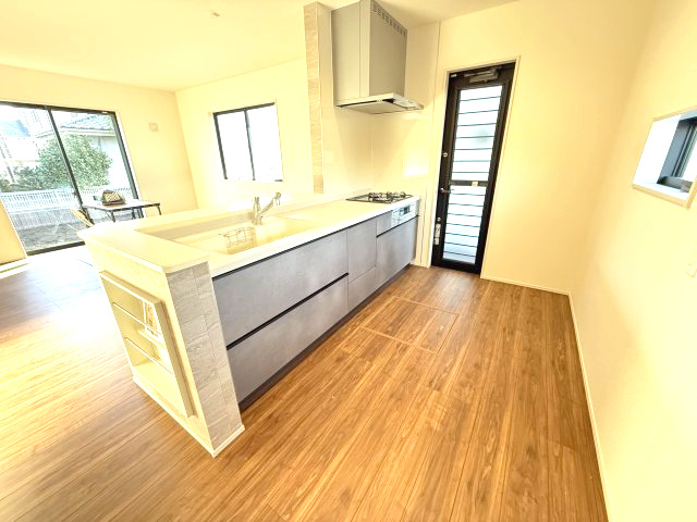 リーブルガーデンS第12吉岡町下野田　2号棟のキッチン|人気のカウンターキッチン採用です☆ゴミ出しに便利な勝手口付き！
コンロも３口ご用意しています！調理スペースも広くストレスなくお料理できます。
浄水器つきなので美味しいお水も飲めますよ♪