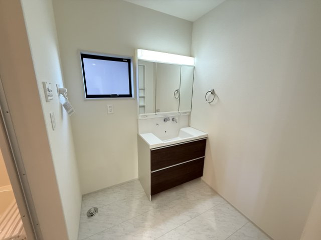 リーブルガーデンS第12吉岡町下野田　2号棟の独立洗面台|シャワー水栓付き洗面台で朝の身支度もバッチリです！
洗面台には収納スペースもあり洗面室もすっきり片付きますよ！