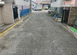 【前面道路含む現地写真】 | 前面道路は南西側に私道幅員約4.4ｍです♪