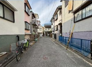【前面道路含む現地写真】 | 前面道路は南西側に私道幅員約4.4ｍです♪