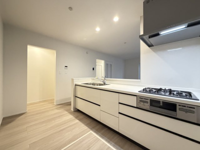 【キッチン】 | 読谷村喜名Ⅱ（全11棟）I号棟 | I号棟　使いやすいシステムキッチン♪パントリー付き♪