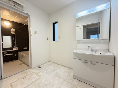 【独立洗面台】 | 読谷村喜名Ⅱ（全11棟）I号棟 | I号棟　三面鏡付き洗髪洗面化粧台♪