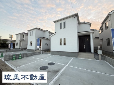 【外観】 | 読谷村喜名Ⅱ（全11棟）I号棟 | I号棟　並列駐車3台完備♪