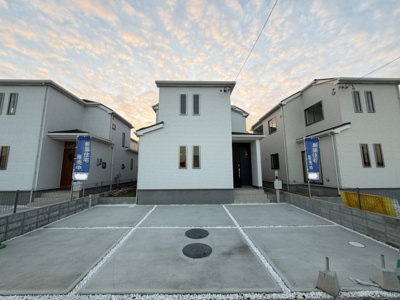 【外観】 | 読谷村喜名Ⅱ（全11棟）I号棟 | I号棟　並列駐車3台完備♪