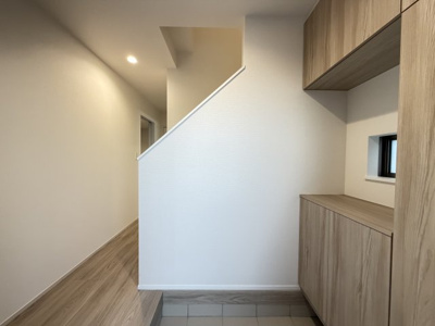 【玄関】 | 読谷村喜名Ⅱ（全11棟）I号棟 | I号棟　十分な収納付き玄関♪